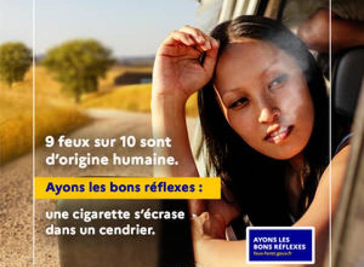 9 feux sur 10 sont d'origine humaine. Ayons les bons réflexes : une cigarette s'écrase dans un cendrier- Gouvernement français