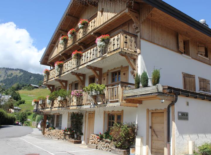 Concours des maisons fleuries 2023 : catégorie &quot;Hôtel, camping et centre de vacances&quot; - Solange Cooke