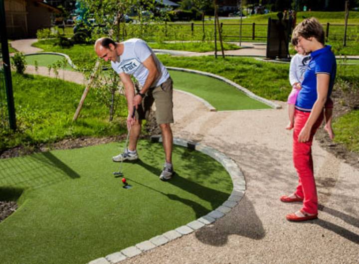 Minigolf communal d'art singulier