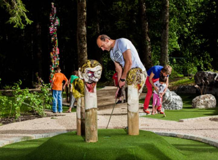 Minigolf communal d'art singulier