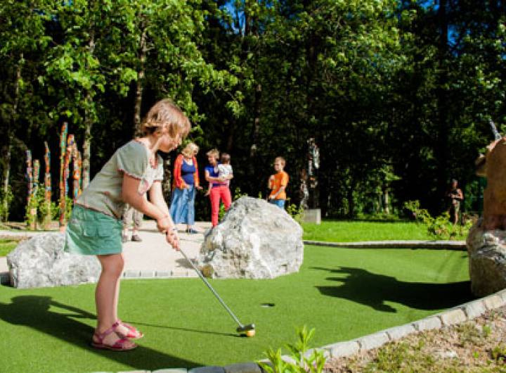 Minigolf communal d'art singulier