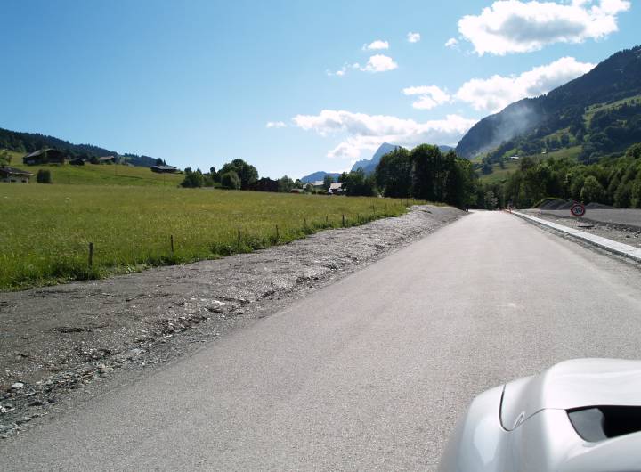 Enrobé de la nouvelle route de l'Arly en juin 2011