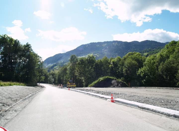 Enrobé de la nouvelle route de l'Arly en juin 2011