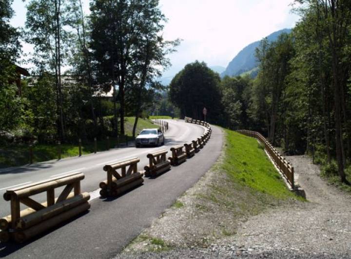 Passage sécurisé dédié aux piétons tout le long de la voie, goudronné au printemps