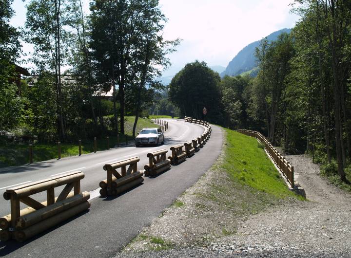 Les piétons ont désormais leur passage sécurisé tout au long de la voir. Il a été goudronné ce printemps.