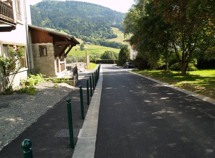 Des potelets protègent les piétons et empêchent le stationnement abusif. - Août 2011