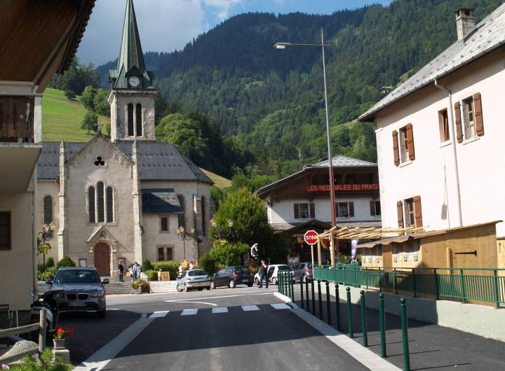 Route du Marais : des potelets protègent les piétons et empêchent le stationnement abusif. Août 2011