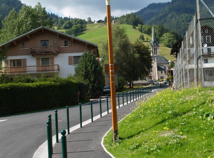 Route du Marais : des potelets protègent les piétons et empêchent le stationnement abusif. Août 2011