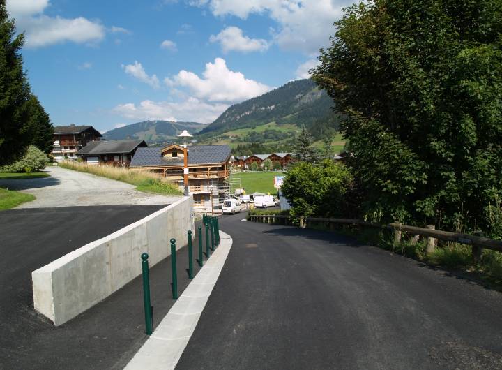 Route du Marais : des potelets protègent les piétons et empêchent le stationnement abusif. Août 2011