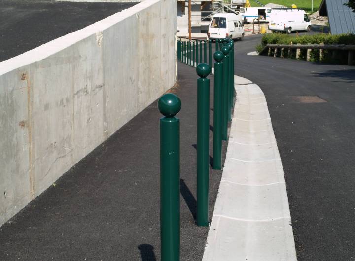 Route du Marais : des potelets protègent les piétons et empêchent le stationnement abusif. Août 2011