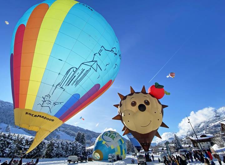 Parking de l'Île servant d'aire de décollage durant les Montgolfiades - Yann, Céline et Jean-Paul Jaccaz