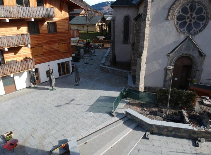 Vue le parvis ouest du centre-village piétonnier en 2025 - Praz sur Arly Tourisme
