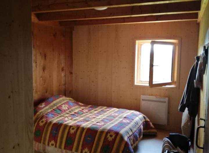 Chambre de l'étage avec revêtement au sol en PVC