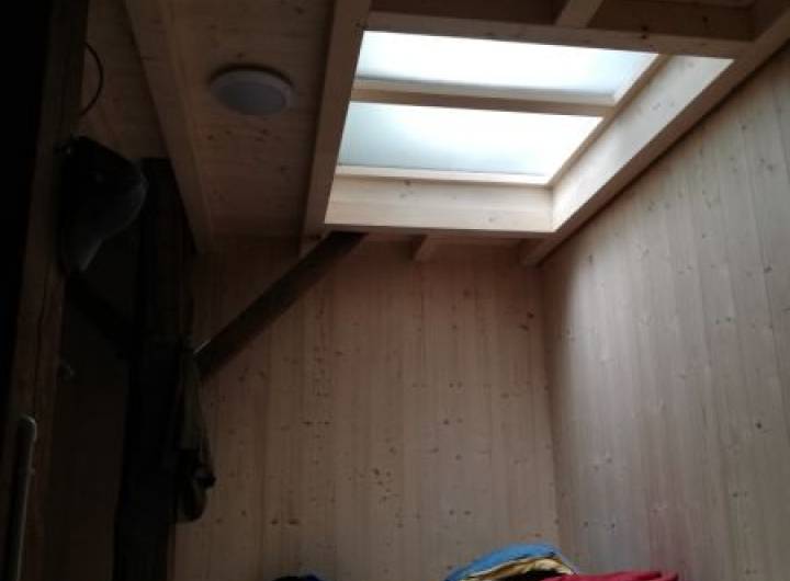 Un Velux ne pouvant être réalisé dans la toiture en raison des contraintes liées à la neige, un puits de lumière a été réalisé avec deux vitrages translucides