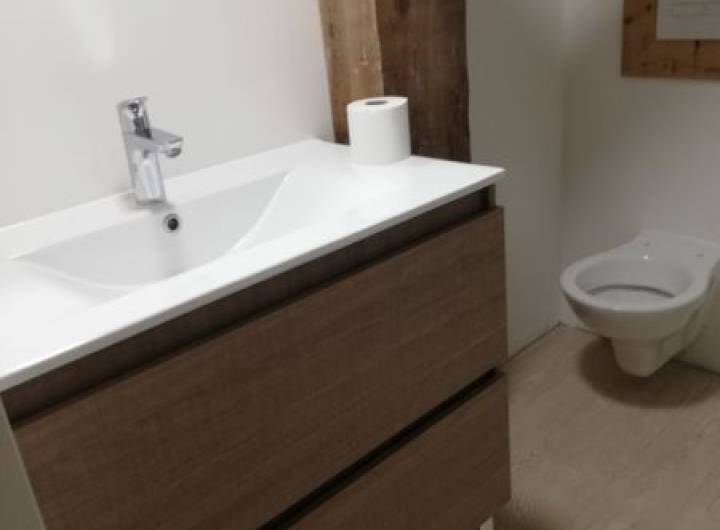 Meuble avec deux tiroirs en stratifié, surmonté d'un plan en céramique avec vasque moulée