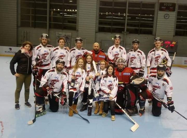 Les Diables de Rethel avec, à gauche, en civile, Léa Dablainville, aussi marraine du Roller Hockey Club de Praz-sur-Arly