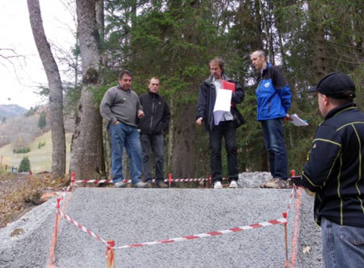 Réunion de chantier avec l'architecte, Marc Le Den, l'adjoint au maire, Pierre Bessy, le directeur des services techniques, Olivier Perrin, et des représentants des entreprises
