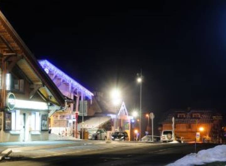 Exemple d'éclairage public &quot;blanc chaud&quot; place de la mairie, réalisé en 2014, qui donne une perception plus agréable du centre du village de Praz