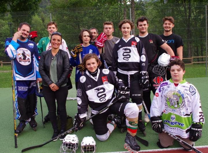 L'équipe du club « Les Tétras-Lyre » avec, à gauche, Kévin Grange (président et entraîneur) et Carine Dunand (adjointe au maire délégué au sport, à la culture et à la vie associative), en mai 2018