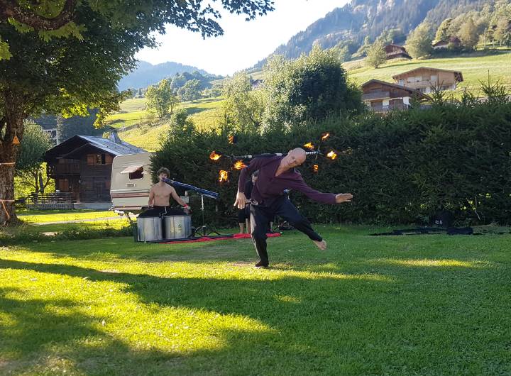 Spectacle de feu du groupe Okarma