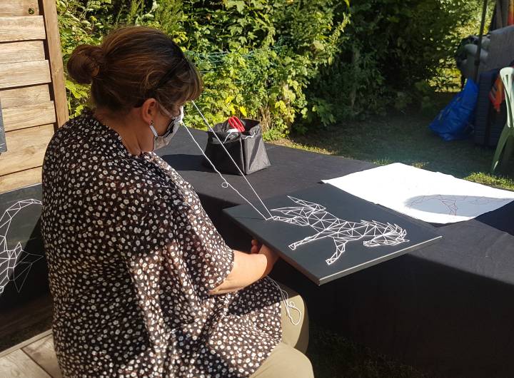 Broderie de type origami sur toile de maître, par Gladys Tartarini : reproductions et originaux