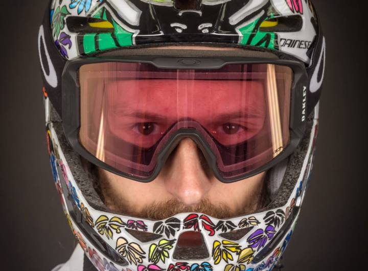 Antonin portera ce casque designé par des enfants de Mon école extra-ordinaire durant les prochains championnats.