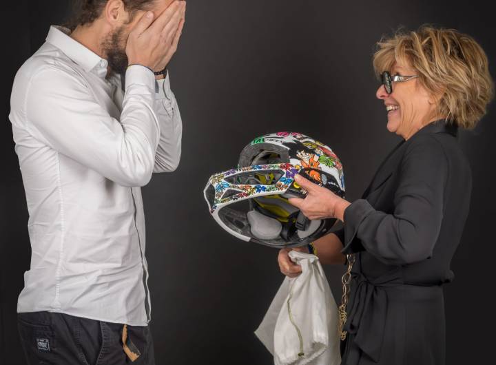 Flo Muliardo, artiste cotée dans l'art, offrant un casque designé par des enfants de Mon école extra-ordinaire à Antonin