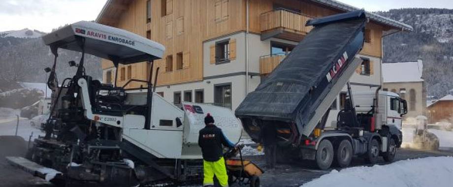Route du Nant du Praz : finisseur et camion-benne