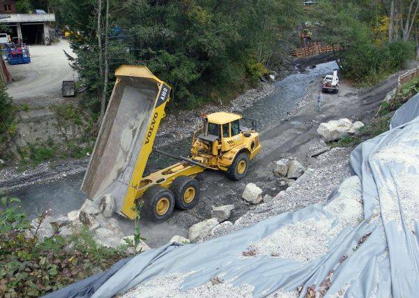 Enrochement pour renforcer les berges de l'Arly