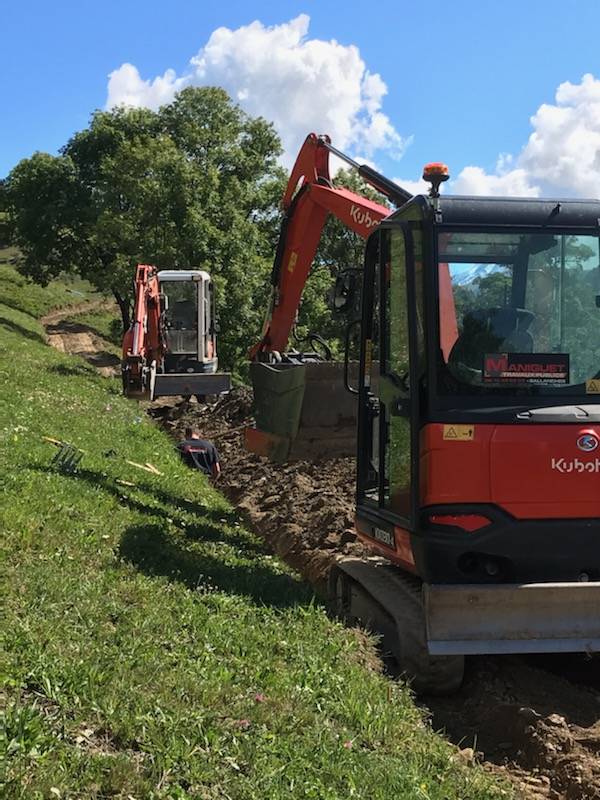 Hameau de Réon : creusée d'une tranchée