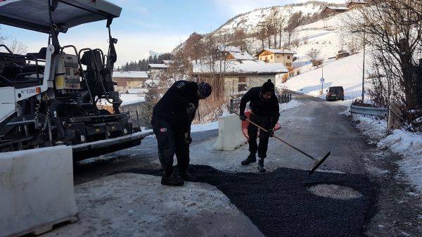 Pelle et racloir à bitume © Marie-Anaïs Lien