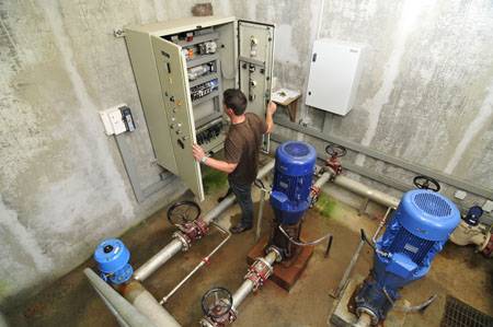 Réservoirs et station de pompage d'eau potable en mai 2009