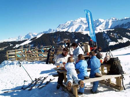 Pique-nique d'une famille devant le Mont-Blanc le 8 février 2011