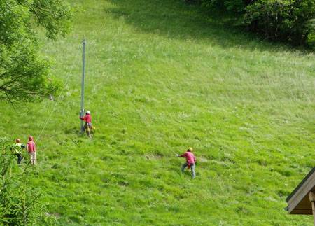 Pose de filets de protection sur la falaise de Bellevarde