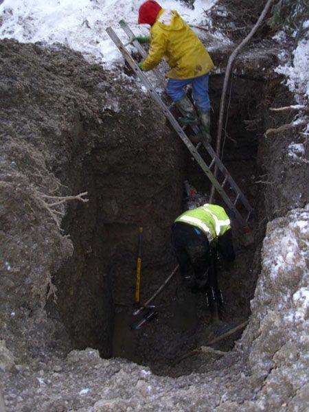 Trou creusé par les ST pour atteindre la canalisation d'eau percée, le 11 décembre 2012