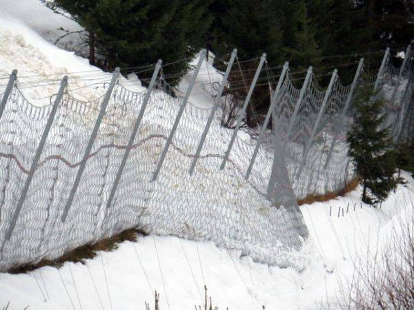 Coulée de neige ayant eu lieu sous la falaise de Bellevarde, retenue par les filets, le 16 décembre 2012