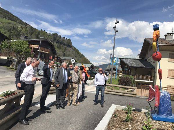 Le préfet de Haute-Savoie, Pierre Lambert, le sous-préfet, Bruno Charlot, et le directeur de la DDT, Francis Charpentier, ont rendu visite aux élus de Praz en mai 2019. - Patrice Blanc-Gonnet