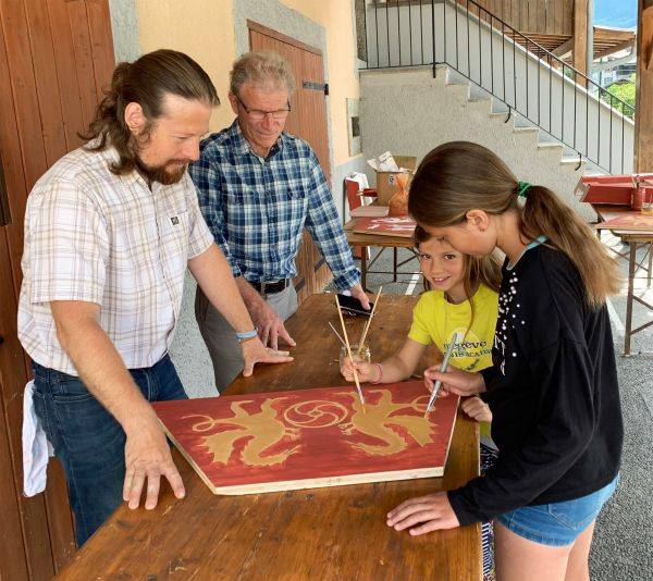 École publique des Éterlous : initiation aux techniques de peinture médiévales, en juillet 2019 - Solange Cooke