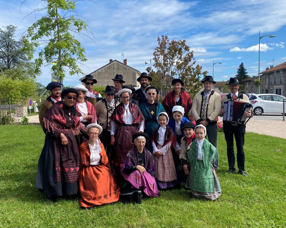 Les Lou Gapians du Pratz à la fête Feufliâzhe en 2024 - Perrine Arvin-Bérod