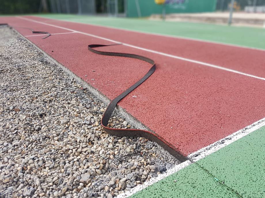 Remise en état d'un court de tennis