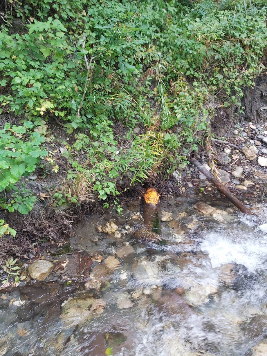 Vue sur la canalisation d’eau potable mise à nue du fait de l’érosion de la berge