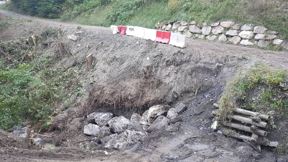 Arbres abattus et enrochement bétonné réalisés sur la berge rive droite en aval du pont, en septembre 2022 - Marie-Anaïs Lien