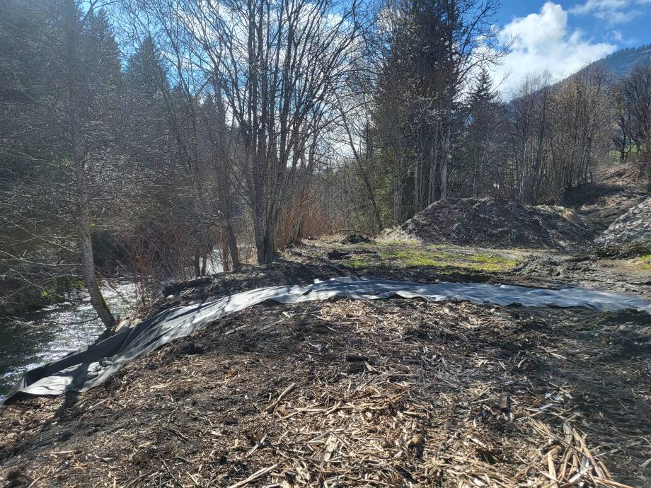 Le 7 avril 2023, l’entreprise Champ des Cimes démarre la pose de bâches épaisses, au tissage serré et traitées anti-UV, sur la zone. © Pierre Bessy