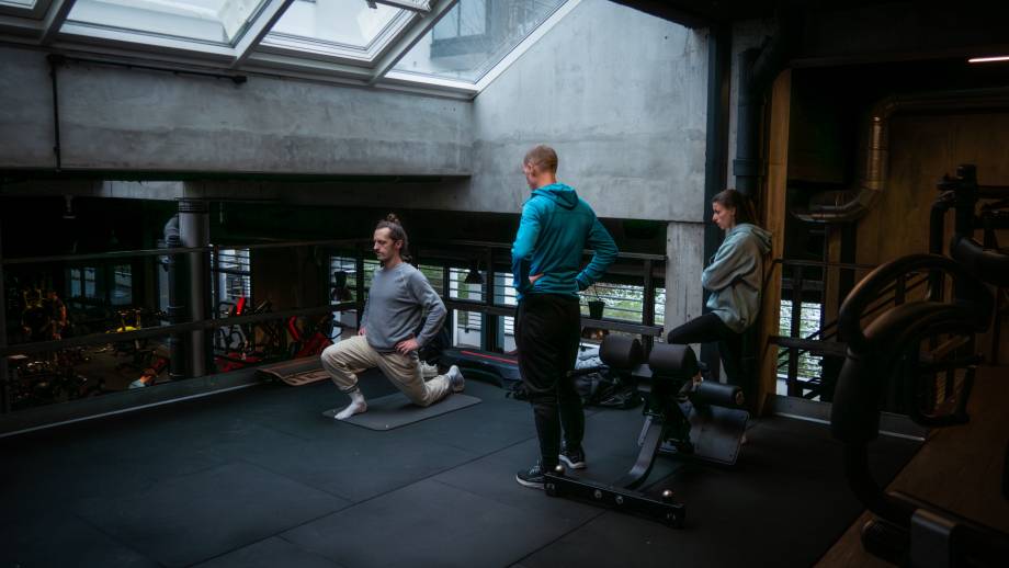 Antonin entouré de son préparateur physique, Sébastien Durand, et de sa kinésithérapeute, Mathilde Fauchart © Kevin Tabarin