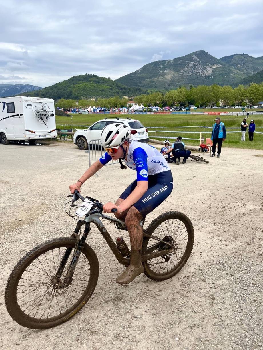 « Team Praz-sur-Arly - Haute-Savoie » créée par le vélo-club de Praz, en N2 féminine