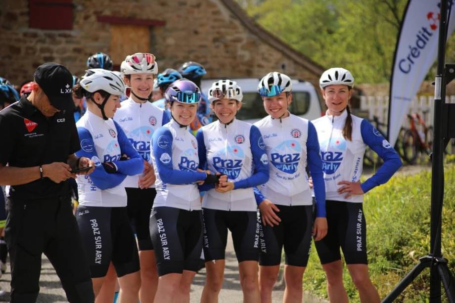 « Team Praz-sur-Arly - Haute-Savoie » créée par le vélo-club de Praz, en N2 féminine