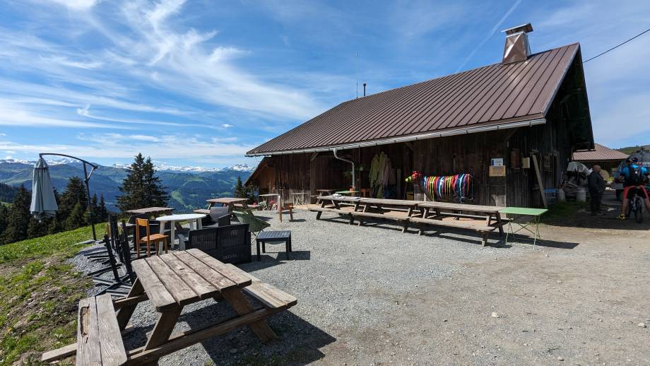 Nouvelle terrasse de l'alpage du Plan de l'Aar le 17 juin 2024 - Marie-Anaïs Lien