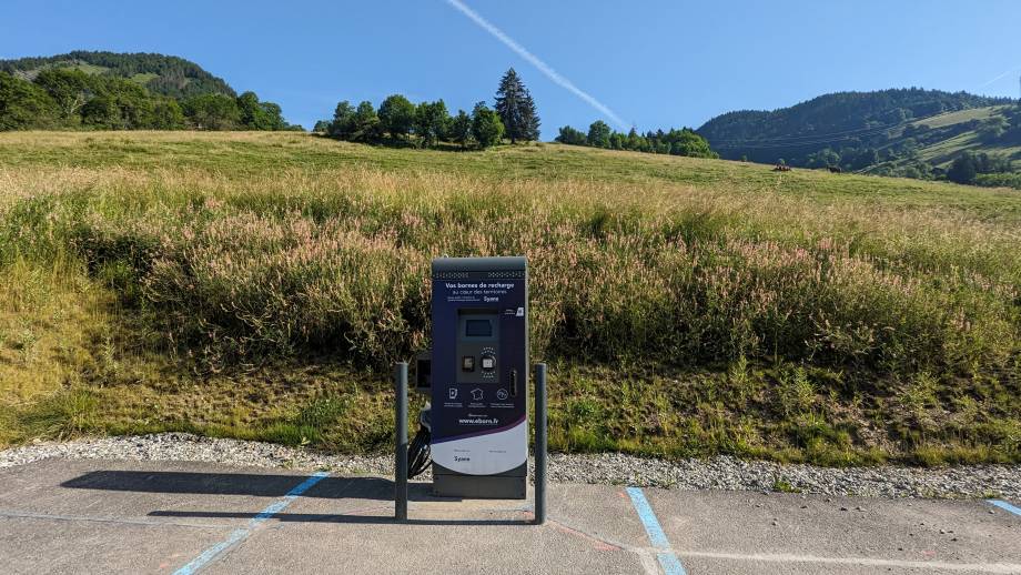 Borne électrique installée sur le parking du cimetière, route de la Tonnaz - Marie-Anaïs Lien