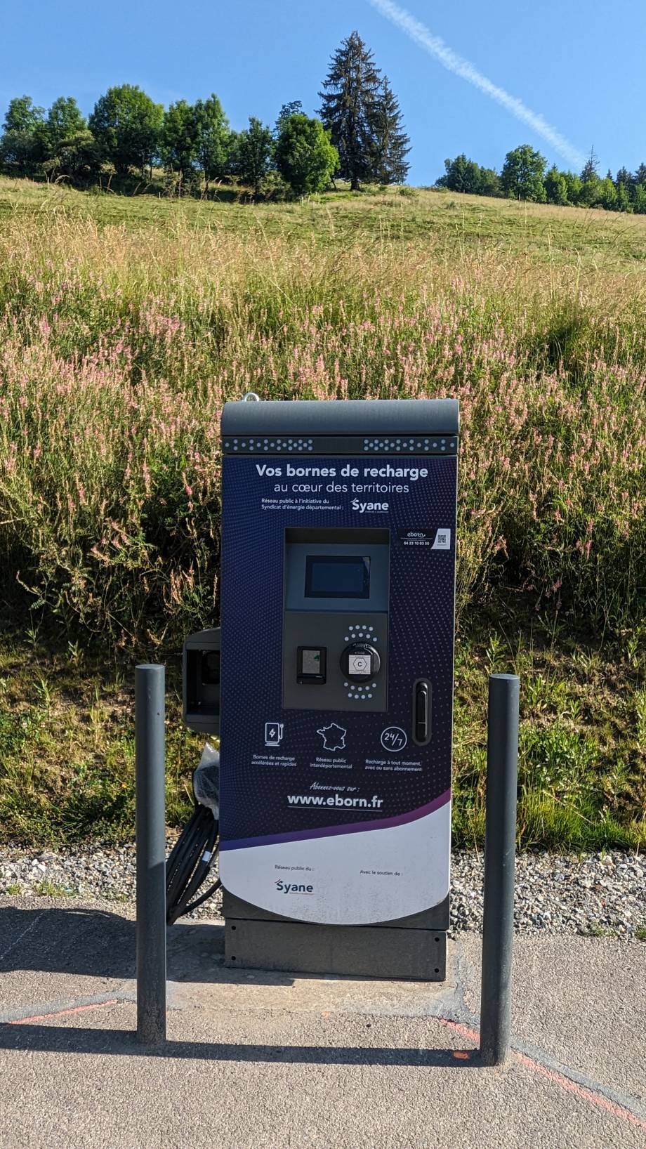 Borne de recharge pour véhicules électriques et hybrides, rue de la Tonnaz, entre le pôle médical et le cimetière - Marie-Anaïs Lien