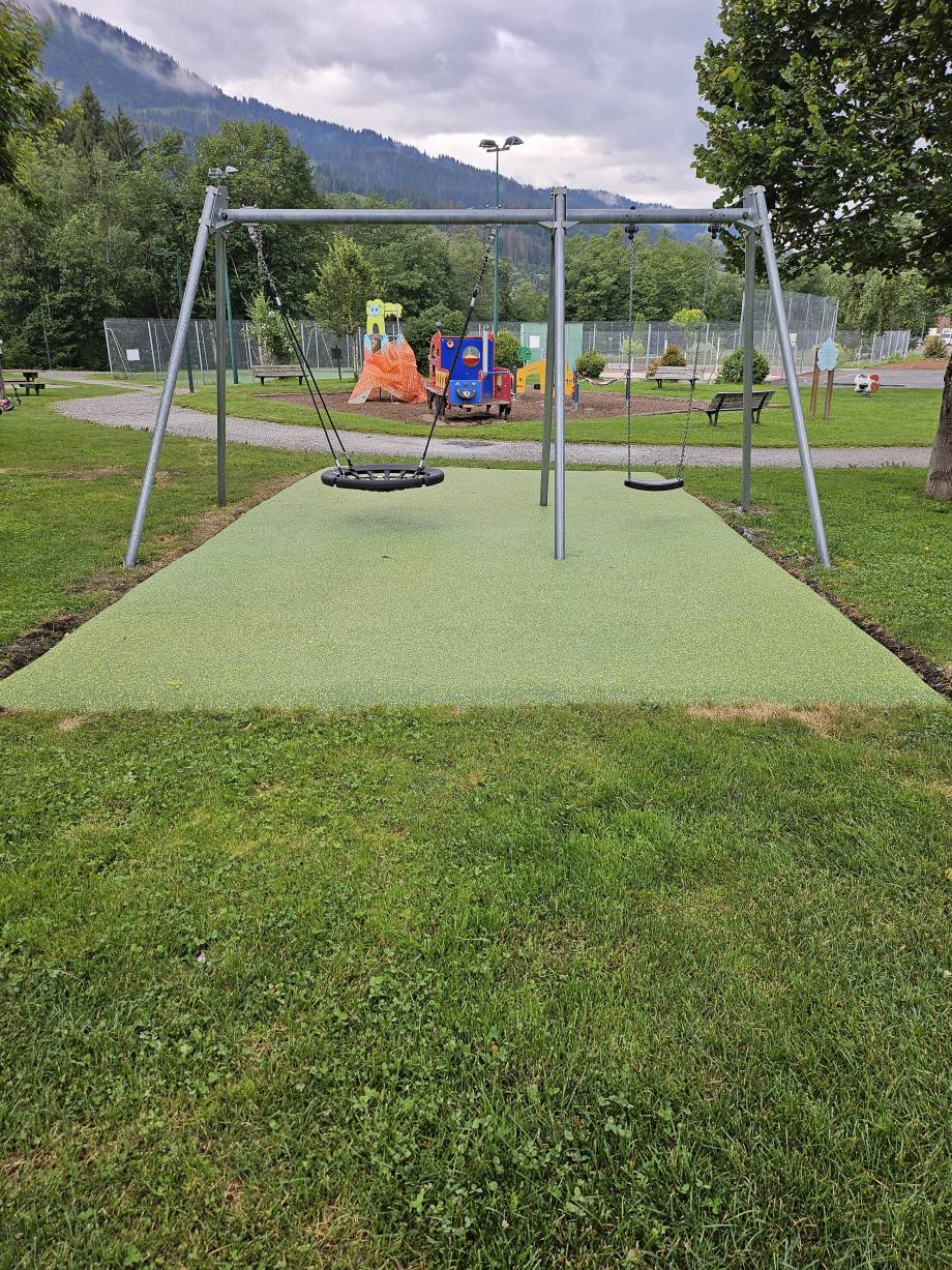 Revêtement souple posé sous la balançoire 'Nid d'oiseau&quot; le 6 juillet 2024 - Jean-Paul Jaccaz